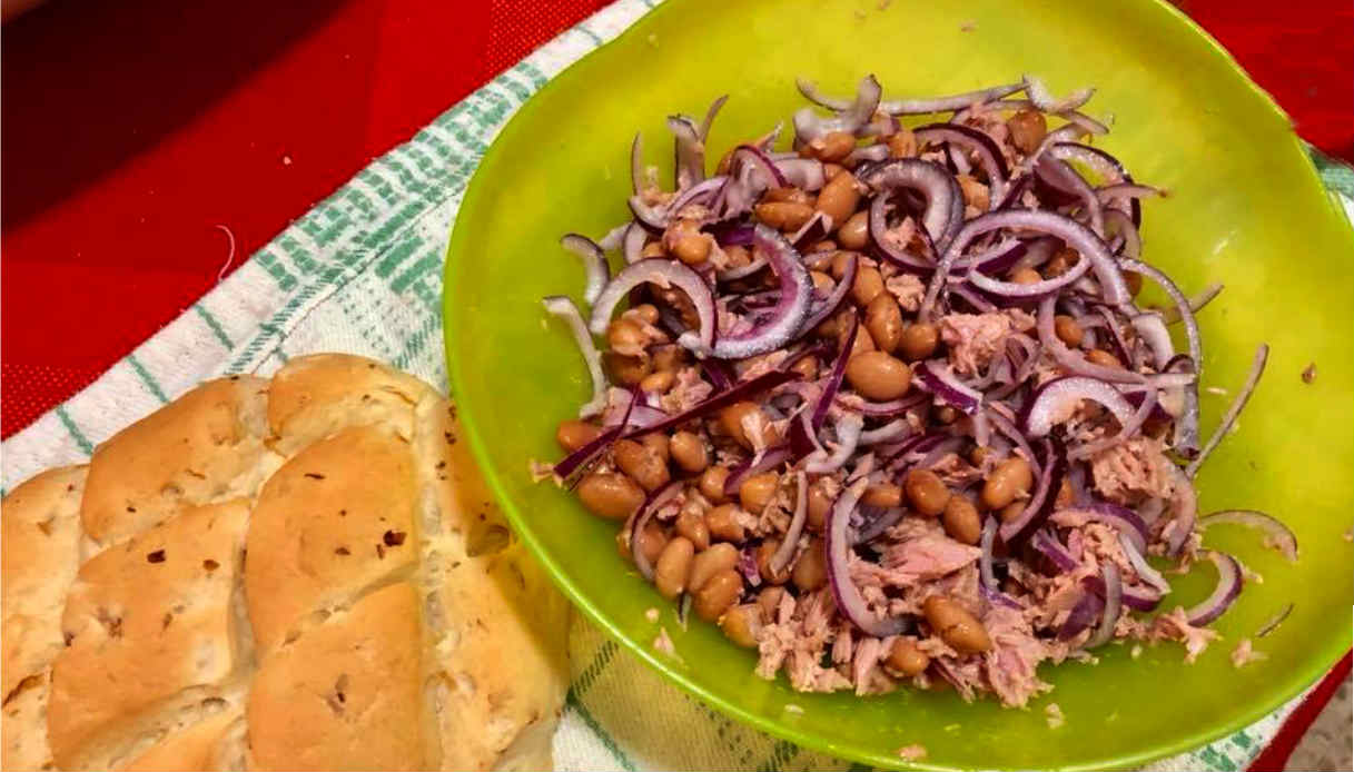 Insalata di fagioli in scatola e cipolle - Chiara ma non troppo